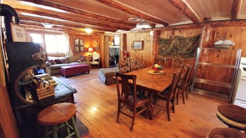 Bear Run - Walk to Main Street - Rustic Cabin - WiFi - Washer - Dryer - Wood Burning Fireplace - Secluded Setting House in Red River