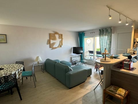 Cabourg: Appartement Rez-de-Jardin, Accès Plage, Terrasse, Parking, WiFi - FR-1-487-371 Apartment in Cabourg