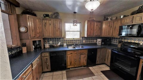 Dream Catcher - Pet Friendly - On the River - WiFi - Satellite - Washer - Dryer - Wood Burning Fireplace - Fire Pit House in Red River