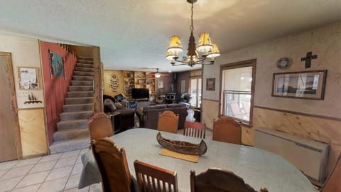 Dream Catcher - Pet Friendly - On the River - WiFi - Satellite - Washer - Dryer - Wood Burning Fireplace - Fire Pit House in Red River