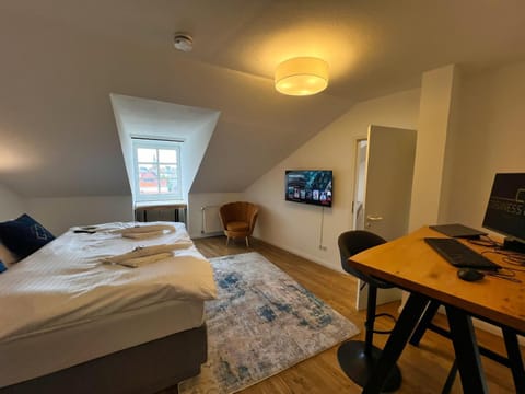Bed, TV and multimedia, Bedroom