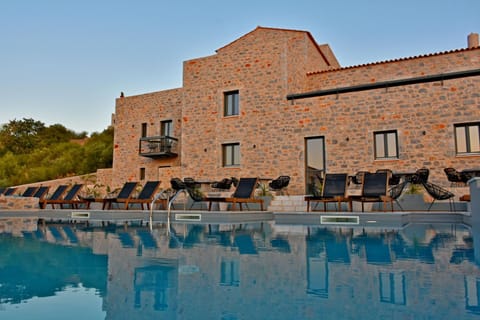 Property building, Day, Pool view, Swimming pool, sunbed