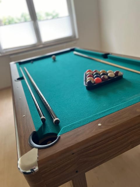 Billiard, Game Room