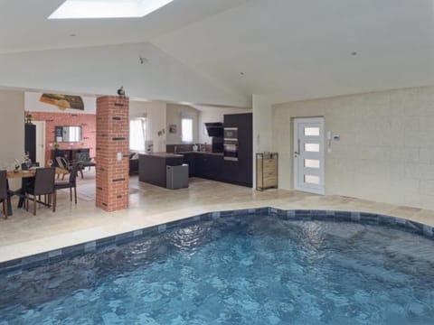 Kitchen or kitchenette, Swimming pool