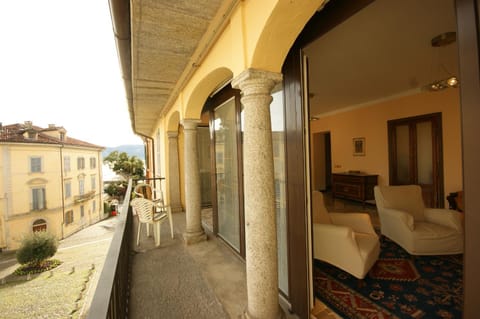 View (from property/room), Balcony/Terrace, Living room