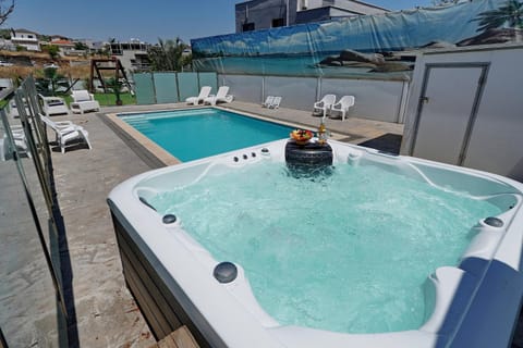 Hot Tub, Swimming pool