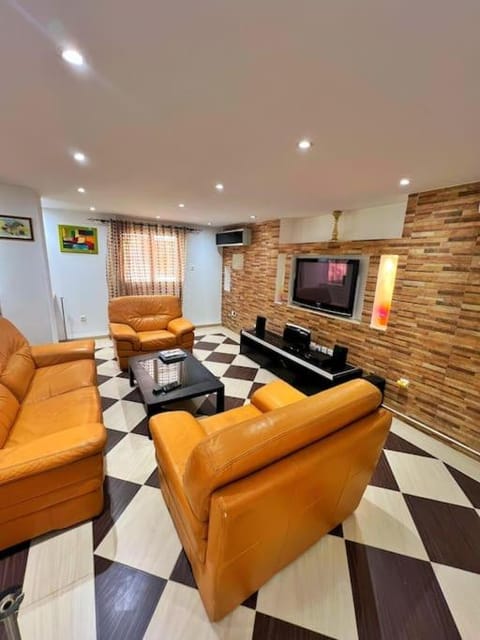 Communal lounge/ TV room, TV and multimedia, Living room, Seating area, Evening entertainment