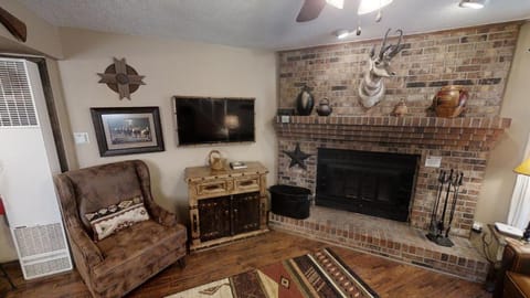 Grandview 1 Rustic Retreat - WiFi - Cable - Fireplace - Grill - One Block from Main Street! House in Red River