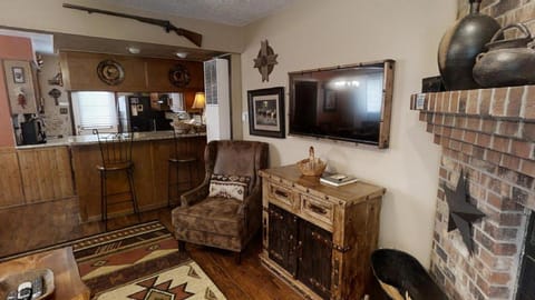 Grandview 1 Rustic Retreat - WiFi - Cable - Fireplace - Grill - One Block from Main Street! House in Red River