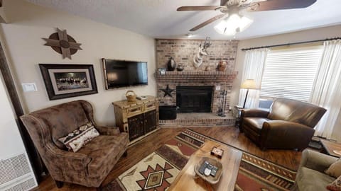 Grandview 1 Rustic Retreat - WiFi - Cable - Fireplace - Grill - One Block from Main Street! House in Red River