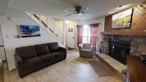 Grandview 4 Hummingbird Hangout - WiFi - Cable - Washer - Dryer - Fireplace - One Block From Main Street House in Red River