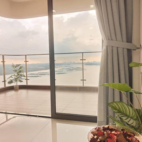 温馨风休闲套房三卧三卫6-12人适合家庭入住金海湾Danga Bay Apartment in Johor Bahru