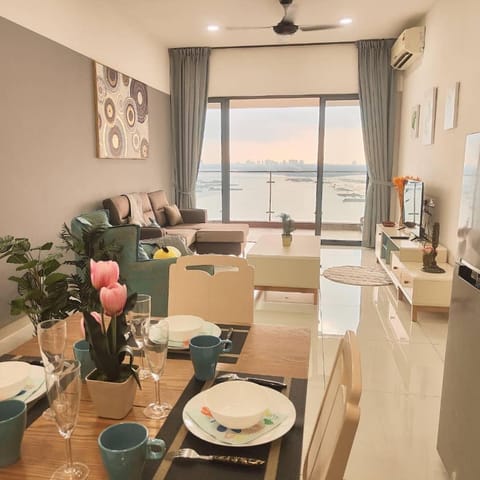 温馨风休闲套房三卧三卫6-12人适合家庭入住金海湾Danga Bay Apartment in Johor Bahru