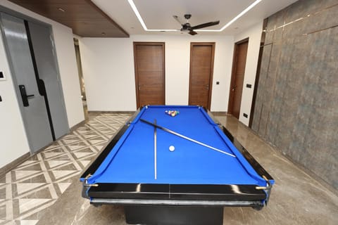 Billiard, Game Room