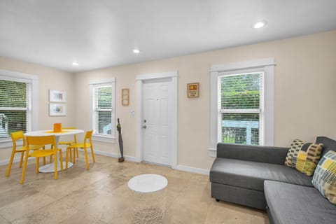 Renovated Grove Bungalow -near Coconut Grove House in Coconut Grove