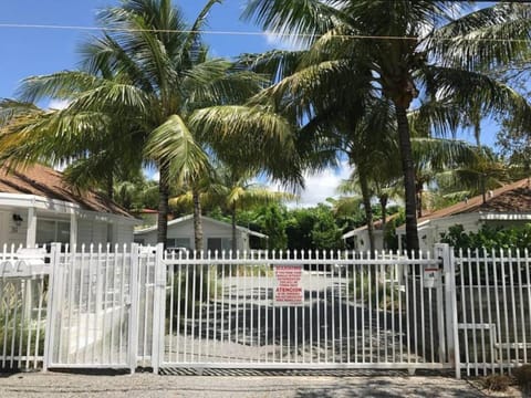 Renovated Grove Bungalow -near Coconut Grove House in Coconut Grove