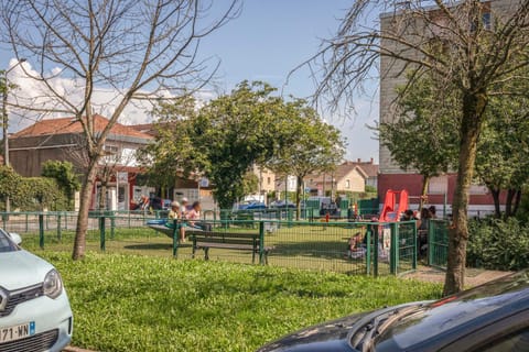 Communal lounge/ TV room, Spring, Day, People, Natural landscape, Children play ground, Garden, Evening entertainment, Garden view, children, group of guests