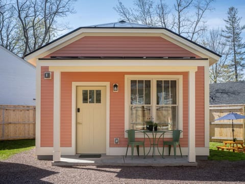 Queen City Bungalow & Cottages Maison in Burlington