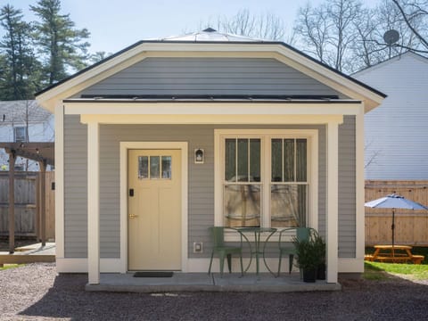 Queen City Bungalow & Cottages Maison in Burlington