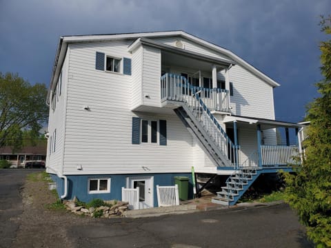 Le1226-Private Basement with WIFI and Free Parking Apartment in Edmundston