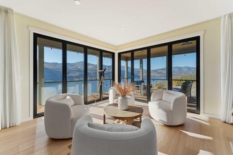 Hot Tub and Lake Views Lake Chelan Lookout Home! House in Chelan (In Town)