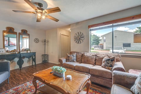 Convenient Bryan Townhome with Patio Less Than 3 Mi to AandM! House in College Station