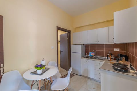 Coffee/tea facilities, Kitchen or kitchenette, stove