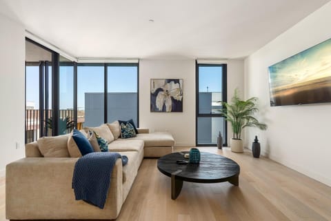 TV and multimedia, View (from property/room), Balcony/Terrace, Living room, Decorative detail, Seating area, City view, furniture, internet, air conditioner