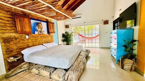 Bed, Bathroom, TV and multimedia, Photo of the whole room, Bedroom, Sea view