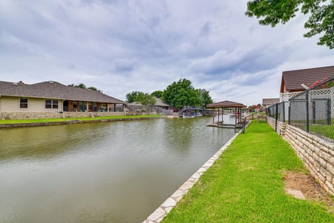 Canal-Front Granbury Home with Dock - Dogs Welcome! Casa in Granbury