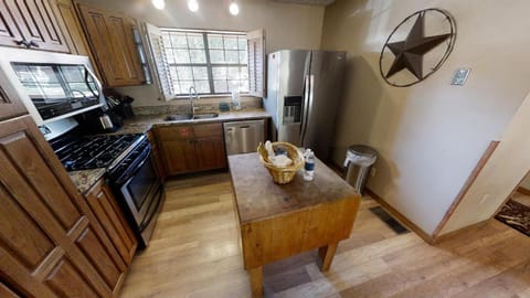 Lucky River Retreat - WiFi - On the River - Fireplace - Grill - Washer - Dryer House in Red River