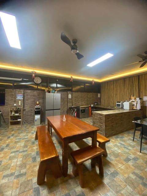 Kitchen or kitchenette, Dining area, minibar, oven