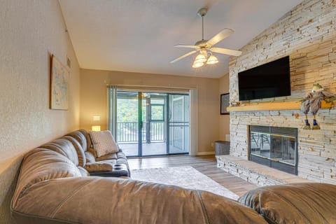 Comfy Osage Beach Condo with Lake and Pool Access! Apartment in Osage Beach