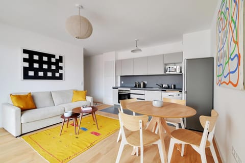 Kitchen or kitchenette, Living room, Seating area, Dining area, oven, stove