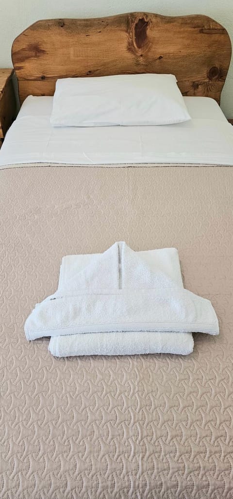 Bed, towels