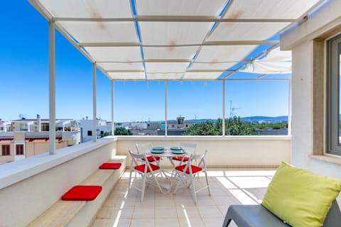 View (from property/room), Balcony/Terrace, Dining area, Sea view