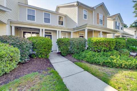 1 Mi to Old Town Cheerful Bluffton Townhome! Maison in Bluffton