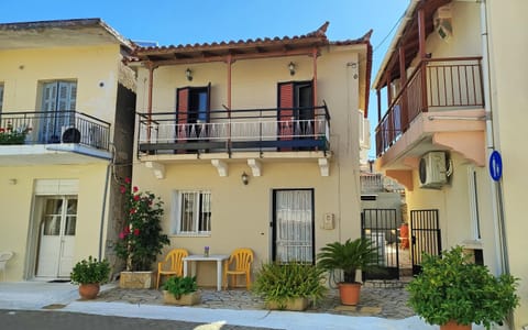 Property building, Patio, Neighbourhood, View (from property/room), Balcony/Terrace, Street view