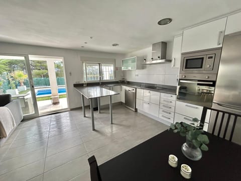 Kitchen or kitchenette, Dining area, Pool view, Swimming pool, dishwasher, oven, pet friendly, stove, toaster