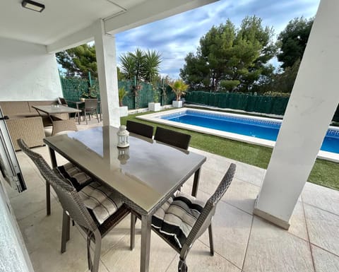 Patio, Dining area, Pool view, Swimming pool