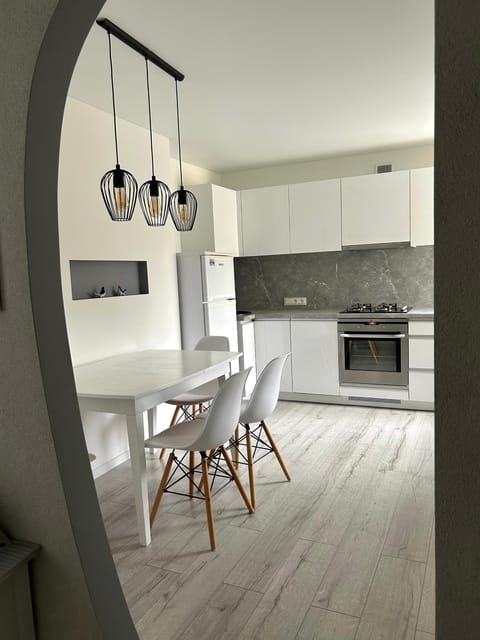 Kitchen or kitchenette, Dining area, dishwasher, stove