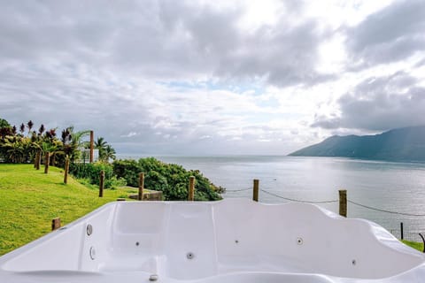 Casa na costeira com vista para o mar House in São Sebastião