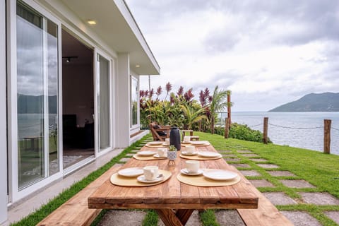 Casa na costeira com vista para o mar House in São Sebastião