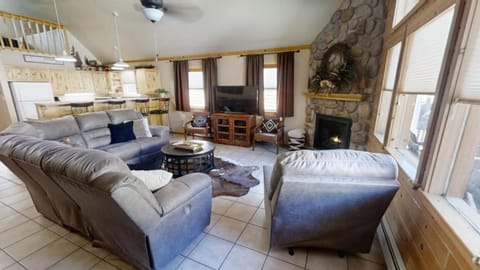 McCues Mountain Retreat - WiFi - Satellite - Washer - Dryer - Near The River - Fireplace - Grill House in Red River