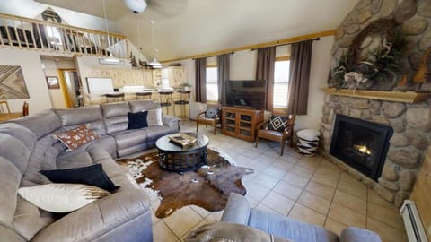 McCues Mountain Retreat - WiFi - Satellite - Washer - Dryer - Near The River - Fireplace - Grill House in Red River