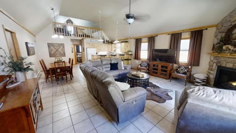 McCues Mountain Retreat - WiFi - Satellite - Washer - Dryer - Near The River - Fireplace - Grill House in Red River