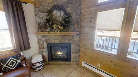 McCues Mountain Retreat - WiFi - Satellite - Washer - Dryer - Near The River - Fireplace - Grill House in Red River