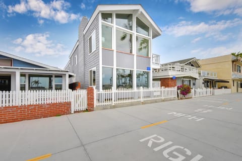 506 E Oceanfront A House in Balboa Peninsula