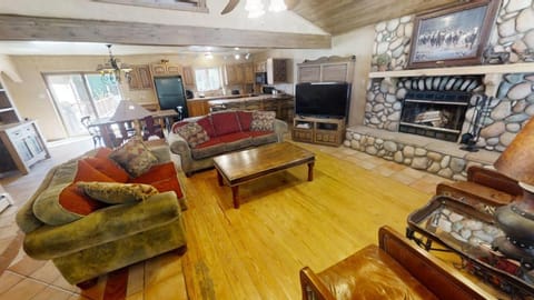 River Ritz - Pet Friendly - WiFi - Near the Ski Area - Fireplace - On the River - Washer - Dryer - House in Red River