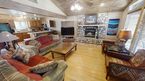 River Ritz - Pet Friendly - WiFi - Near the Ski Area - Fireplace - On the River - Washer - Dryer - House in Red River